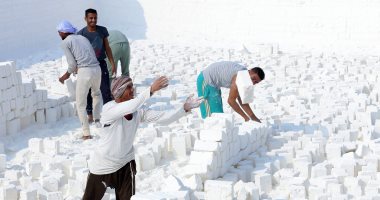 ليس كل أبيض جميل.. عمال محاجر المنيا يتحدون الغبار لنشر العمار  