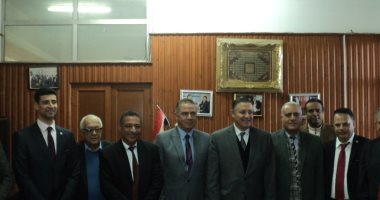 رئيس جامعة بنها يلتقى فريق الاعتماد الأكاديمى خلال زيارته لكلية الهندسة