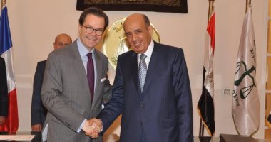 رئيس مجلس الدولة والسفير الفرنسى يوقعان بروتوكول تعاون قانونى وقضائى