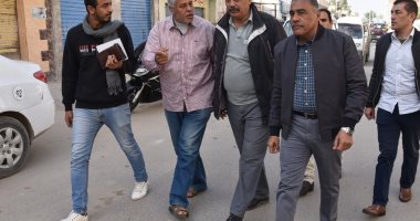 صور.. جولة محافظ مطروح لمتابعة الخدمات وإعادة رصف الشوارع 