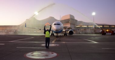 سفير لندن بالقاهرة يحتفل بوصول أول رحلة طيران مباشرة من بريطانيا لشرم الشيخ