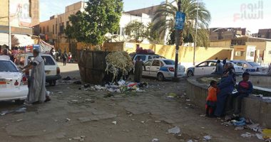 محافظة أسوان تنتفض ضد القمامة.. المحافظ يطلق مبادرة "نظف بلدك" لإنقاذ المدينة السياحية.. ويؤكد: سلوكيات القرية أكثر نظافة من المدن.. والمواطنون يحذرون: تبرز صورة سيئة للسائحين.. صور