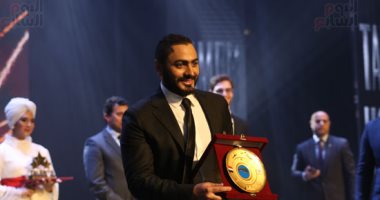 تامر حسنى يحكى قصة دخوله الفن ويغنى بوزارة الرياضة 