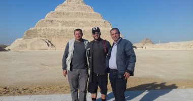 صور.. دانى ألفيس وزوجته يزوران هرم زوسر