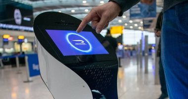 روبوتات جديدة ترد على الركاب فى المطار وتصطحبهم إلى الكافيهات والمراحيض