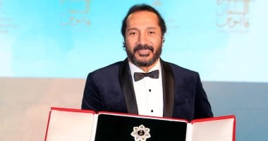 شاهد.. لحظة تسلم على الحجار جائزة السلطان قابوس للثقافة والفنون