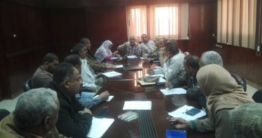 صور.. رئيس "إسنا" يجتمع بقيادات المدينة لوضع خطة مواجهة الأزمات والسيول خلال الشتاء