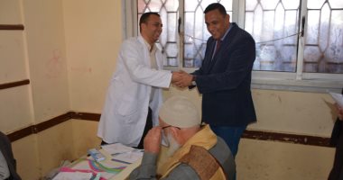 صور.. محافظ الدقهلية يدشن قافلة العيون الطبية بالحفير والأمل