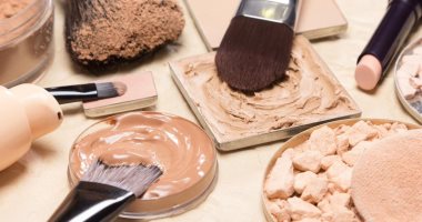 6 من أشهر خبراء التجميل العالميين يكشفون مواصفات "الكونسيلر" المثالى