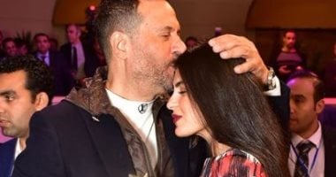 نجوم الفن يحتفلون بصحبة أزواجهم بجوائز النيل للدراما.. فيديو وصور
