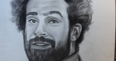 "أحمد" يشارك برسومات لمشاهير الكرة والفن بالرصاص والفحم