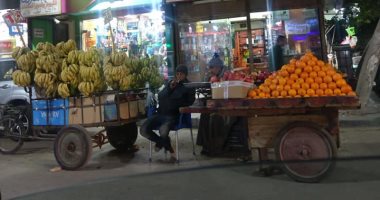 قارئ يشكو من فوضى انتشار الباعة الجائلين والقمامة والتكاتك بشوارع المنيل