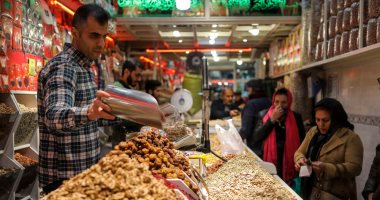 إيران تحيى ليلة الانقلاب الشتوى "شب يلدا" وسط الغلاء وتلوث هواء.. صور
