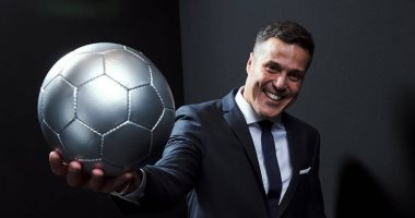 سيزار يقدم كأس العالم للأندية فى نهائي ليفربول ضد فلامنجو