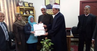 صور.. رئيس منطقة الأقصر الأزهرية يكرم المشاركين فى معرض الموهوبين