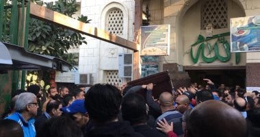 مجلس الزمالك واللاعبون يشيعون جنازة إدارى الفريق بمصطفى محمود.. فيديو وصور