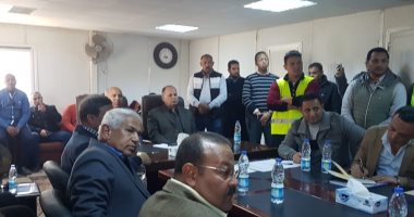 صور .. وزير النقل يصحح معلومات لمهندس بمحور ديروط: بتكلم واحد 40 سنة شغل طرق