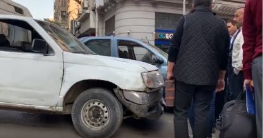 حادث تصادم سيارتين بوسط البلد يتسبب فى تعطل حركة المرور