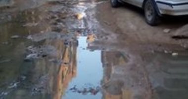 أهالى منشية الجبل الأصفر بالقليوبية يشتكون من غرق الشوارع بمياه الصرف الصحى