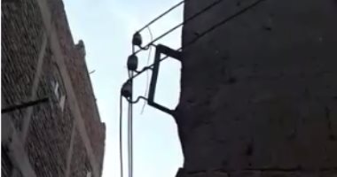 قارئ يشكو وجود كابلات كهرباء متهالكة تعرض المواطنين للخطر بنجع حمادى بقنا