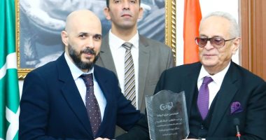 استقبال حافل بالحب والتقدير.. قيادات حزب الوفد تكرم جامعة مصر للعلوم والتكنولوجيا.. إهداء درع التكريم إلى خالد الطوخى.. بهاء أبو شقة: تكريم رئيس مجلس أمناء جامعة مصر تقدير من بيت الأمة لدور الجامعة.. صور