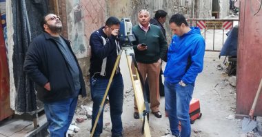 حى غرب الإسكندرية يتابع أعمال اللجنة الهندسية والحالة الفنية للعقار المائل