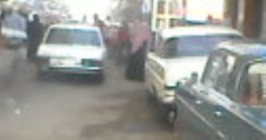 قارئ يشكو من وجود موقف سيارات أجره عشوائى بكوبرى الوحدة بفاقوس شرقية