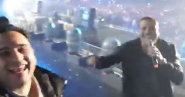"يوم تلات" و"يتعلموا" عمرو دياب يشعل حفل "الميدل بيست" فى آخر أيامه