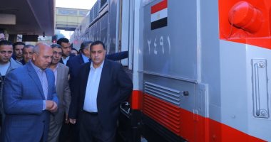 وزير النقل يشهد تشغيل أحد الجرارات الأمريكية الجديدة بخط القاهرة أسوان..صور