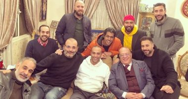 صورة.. هؤلاء في منزل علاء الشربيني بعد إجرائه جراحه دقيقة بالساقين 