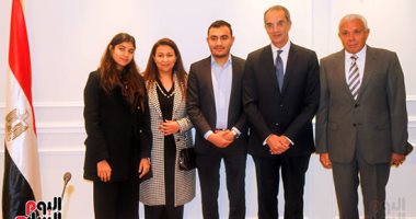 بحضور أسرته.. وزارة الاتصالات تطلق إسم الراحل طارق كامل على إحدى قاعاتها 