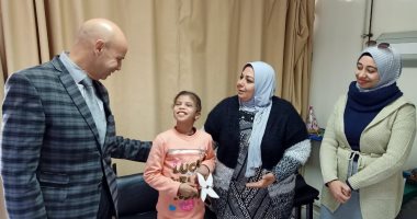 صور.. وكيل صحة الشرقية يتابع تسليم الطفلة هبة ضحية التعذيب لمديرية التضامن