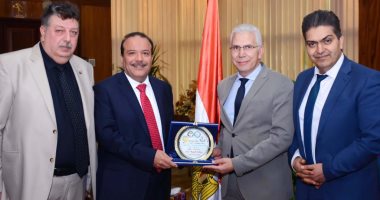 رئيس جامعة طنطا يتسلم درع المؤتمر الدولى التاسع لوحدة أمراض الكلى بطب طنطا