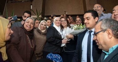 شاهد.. غادة والى تستقبل وزيرة التضامن الاجتماعى الجديدة بالورود والزغاريد