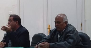 رئيس مدينة الزينية يجتمع بالموظفين لبحث مشاكل تعيق عملها لخدمة الأهالى