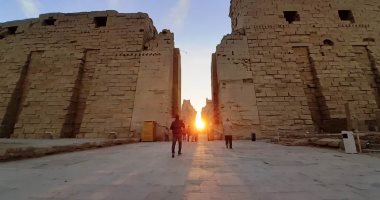 آلاف السياح يشاهدون تعامد الشمس على قدس الأقداس بمعبد الكرنك