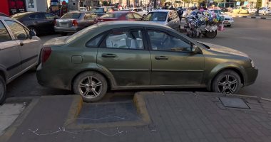 سيارات أمام منزل الكراسى المتحركة.. شكوى أحد المارة فى شارع عباس العقاد