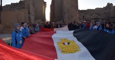 صور.. محافظ الأقصر يلتقط صورا تذكارية مع السائحين بمعابد الكرنك 