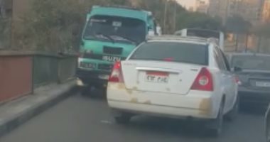 قارئ يشكو من سير السيارات عكس الاتجاه فوق كوبرى أرض اللواء