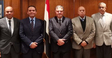 وزير قطاع الأعمال يشهد توقيع عقد تجميع 105 أتوبيسات بالهندسية للسيارات