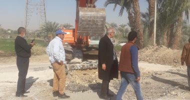 صور.. مدينة القرنة تواصل أعمال خط الصرف الصحى بالطارف القديم لخدمة المواطنين