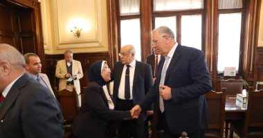 أول يوم عمل لوزير الزراعة ونائبه.. الوزير داعب أقدم عامل أسانسير بسؤاله:"أنا الوزير رقم كام؟" فرد: "رقم 15".. السيد القصير: لا أحب الجلوس بالمكتب.. وأسعى لزيارة كافة مواقع الإنتاج.. وخدمة الفلاح مهمتنا الأساسية