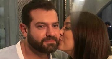 شاهد.. أجمل صور عمرو يوسف مع زوجته كندة علوش بمناسبة عيد ميلاده 
