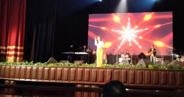 صور.. انطلاق حفل الفنانة كارمن سليمان بجامعة القاهرة بحضور محمد الخشت