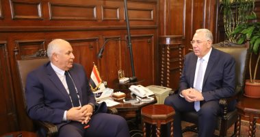 وزير الزراعة يبحث مع محافظ الوادى الجديد حل مشكلات التقنين بالمحافظة