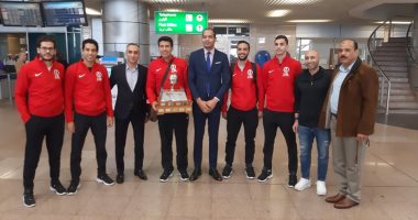 أبطال الاسكواش يصلون القاهرة بعد التتويج ببطولة العالم فى أمريكا