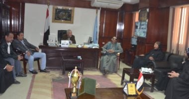 رئيس مدينة إسنا يلتقى قيادت دير الأنبا متاؤس الفاخورى لحل مشكلة تهالك الطريق للدير