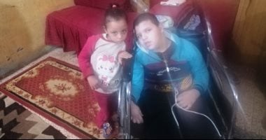 محافظ سوهاج يمنح طفلا مريضا بضمور فى المخ كرسى متحرك