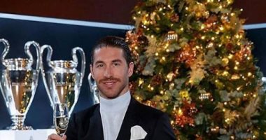 حاملا كأس.. سيرجيو راموس يهنئ متابعيه بعيد الميلاد المجيد
