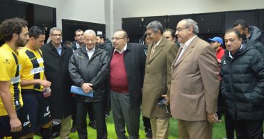 رئيس المقاولون يحتفل مع اللاعبين بالفوز على الإسماعيلي 